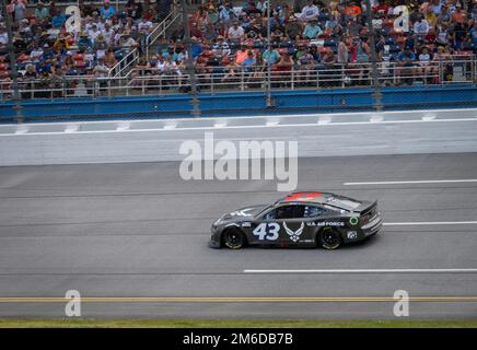 Erik Jones e la vettura #43 sponsorizzata dall'aeronautica militare guidano la gara NASCAR Talladega Superspeedway verso l'ultimo giro del 24 aprile 2022 in Alabama. Tecnico. Andrew Brockman, 96th Maintenance Group, ha creato il patrimonio dell'aeronautica militare B-29 Superfortress schema di verniciatura che è apparso sulla vettura durante la gara. Jones e l'Air Force hanno guidato la gara NASCAR più volte ed è stato davanti fino all'ultimo giro, finendo infine sesto. (STATI UNITI Foto dell'aeronautica/Samuel King Jr.) Foto Stock