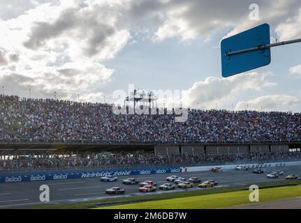 Erik Jones e le gare automobilistiche #43 sponsorizzate dall'Air Force fino al traguardo all'ultimo giro della gara NASCAR Talladega Superspeedway il 24 aprile 2022 in Alabama. Tecnico. Andrew Brockman, 96th Maintenance Group, ha creato il patrimonio dell'aeronautica militare B-29 Superfortress schema di verniciatura che è apparso sulla vettura durante la gara. Jones e l'Air Force hanno guidato la gara NASCAR più volte ed è stato davanti fino all'ultimo giro, finendo infine sesto. (STATI UNITI Foto dell'aeronautica/Samuel King Jr.) Foto Stock