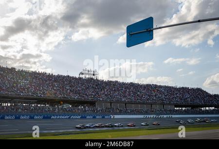 Erik Jones e la vettura #43 sponsorizzata dall'aeronautica militare conduce la gara NASCAR Talladega Superspeedway il 24 aprile 2022 in Alabama. Tecnico. Andrew Brockman, 96th Maintenance Group, ha creato il patrimonio dell'aeronautica militare B-29 Superfortress schema di verniciatura che è apparso sulla vettura durante la gara. Jones e l'Air Force hanno guidato la gara NASCAR più volte ed è stato davanti fino all'ultimo giro, finendo infine sesto. (STATI UNITI Foto dell'aeronautica/Samuel King Jr.) Foto Stock