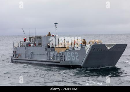 OCEANO ATLANTICO (24 aprile 2022) Una barca Landing Craft Utility si prepara a imbarcarsi sulla nave di sbarco di classe Whidbey Island USS Gunston Hall (LSD 44), 24 aprile 2022. Gunston Hall, assegnato al Kearsarge Amphibious Ready Group, è in programma di schieramento sotto il comando e il controllo della Task Force 61/2 mentre opera negli Stati Uniti Sesta flotta a sostegno degli interessi degli Stati Uniti, degli alleati e dei partner in Europa e Africa. Foto Stock