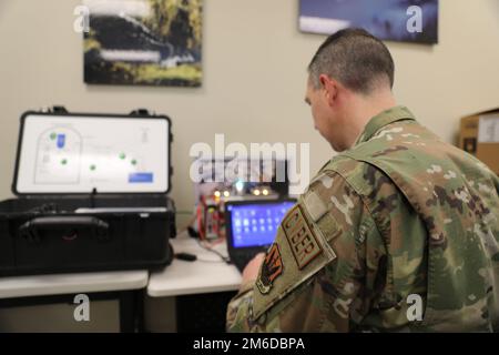 STATI UNITI Master dell'aeronautica Sgt Joshua Singer con 175th Cyberspace Operations Squadron, 175th Wing, Maryland Air National Guard, con sede a Middle River, Maryland, esegue la diagnostica su un sistema di controllo di supervisione e acquisizione dati durante Southern Strike 2022, al Combat Readiness Training Center Gulfport, Mississippi, 27 aprile 2022. SCADA è un potente controllo progettato per raccogliere, analizzare e visualizzare i dati delle apparecchiature industriali. Southern Strike 2022 è un ottimo test della capacità dei team congiunti di condurre importanti campagne, interventi di risposta alle crisi e operazioni di cooperazione in materia di sicurezza. Foto Stock