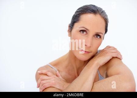 Naturalmente bello. Ritratto di una bella donna matura in posa in studio. Foto Stock