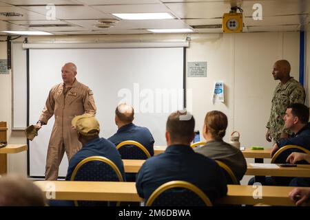 PORTO DI GIBUTI, Gibuti (24 aprile 2022) la nave Litoral Command and Control USS Mount Whitney (LCC 20), classe Blue Ridge, arriva al Porto di Gibuti per una visita di supporto e logistica sostenuta dal dipartimento di fornitura N4 di Camp Lemonnier, Gibuti. Foto Stock