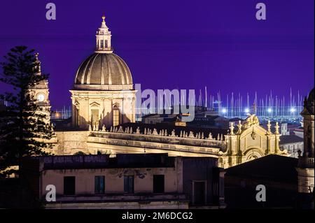 Veduta aerea di notte della cattedrale di Sant'Agata, chiesa barocca di Catania, Sicilia, Italia Foto Stock