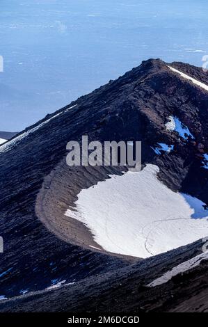 Vulcano Etna crateri sotto la neve al tramonto, Sicilia, Italia Foto Stock