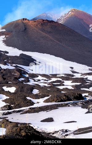 Paesaggio lunare del vulcano Etna crateri fumanti in una caldera innevata in inverno, Sicilia, Italia Foto Stock