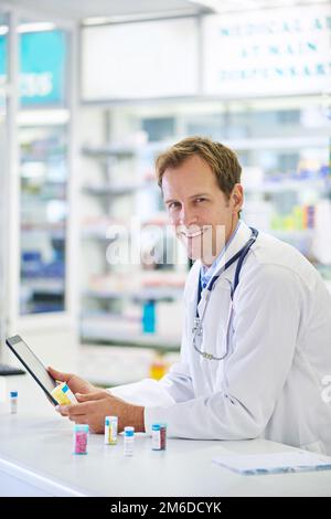 Fare il punto è molto più facile ora. Un farmacista che lavora su un tablet digitale. Foto Stock