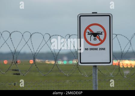 ALl'aeroporto NON c'è alcun cartello CON LA ZONA DEI DRONI e la pista illuminata è sfocata Foto Stock