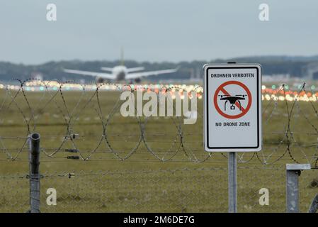 Cartello di divieto No Drone zone all'aeroporto Foto Stock