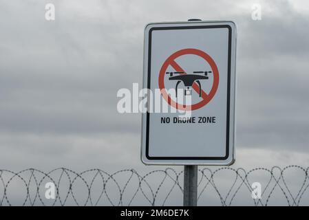 Cartello di divieto No Drone zone all'aeroporto Foto Stock