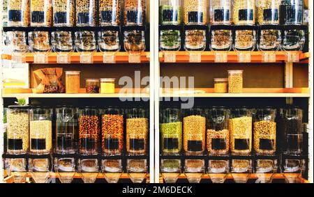 Bulk food Store texture dispenser contenitori scaffali sostenibile zero rifiuti eco-friendly negozio mercato Foto Stock