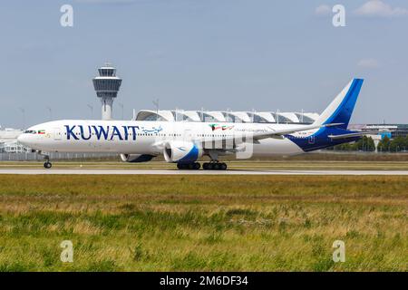 Kuwait Airways Boeing 777-300ER aereo aeroporto di Monaco Foto Stock