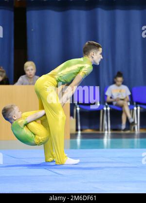 Orenburg, Russia, 26-27 maggio 2017 anni: I ragazzi gareggiano in acrobazia sportiva al Campionato Open Foto Stock