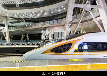 Fuxing treno ad alta velocità Pechino Sud stazione ferroviaria in Cina Foto Stock