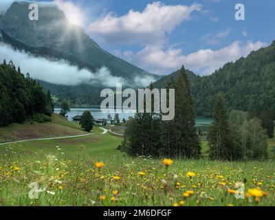 Bel lago austriaco Hintersteiner vedere sulle montagne dell'Austria Foto Stock