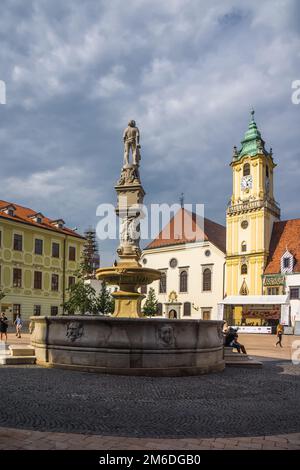 Vecchio municipio e fontana nel centro di bratislava Foto Stock