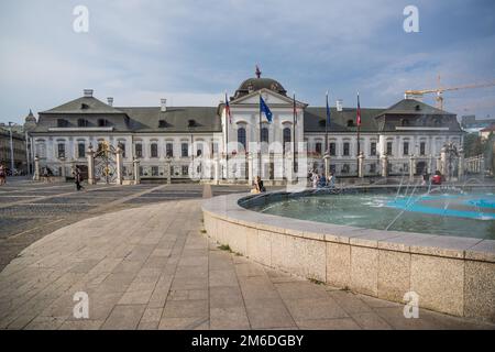 Di fronte al Palazzo Grassalkovich nel Palazzo Presidenziale di bratislava Foto Stock