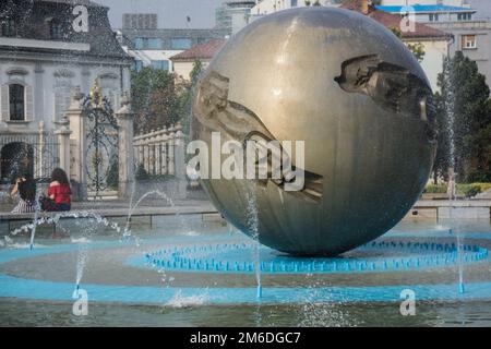 Fontana di fronte al Palazzo Grassalkovich nel Palazzo Presidenziale di bratislava Foto Stock