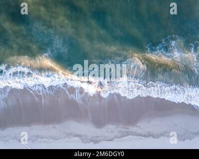 Drone foto di onde di colpire la spiaggia. Foto Stock