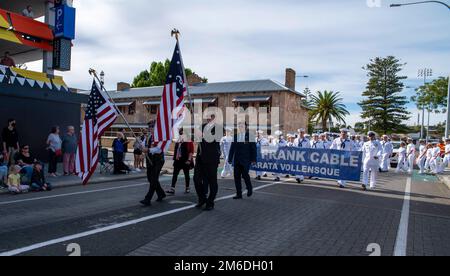 FREMANTLE, Australia (25 aprile 2022) – i marinai assegnati all'Emory S. gara sottomarina di classe terrestre USS Frank Cable (COME 40) marciano con i veterani americani che ora vivono a Perth nella parata dell'Anzac Day tenutasi a Fremantle, Australia, il 25 aprile 2022. Anzac Day è un giorno di ricordo per tutti i membri del servizio australiano e neozelandese che hanno dato il sacrificio finale nel servizio al loro paese. Frank Cable è attualmente in pattuglia che conduce la manutenzione e la logistica di spedizione a sostegno della sicurezza nazionale nel settore delle operazioni della flotta degli Stati Uniti 7th. Foto Stock