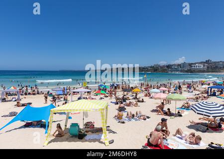Bondi Beach Sydney estate 2023, vista a sud verso Bondi iceberg di affollata e congestionata spiaggia, Sydney, NSW, Australia costa orientale Foto Stock