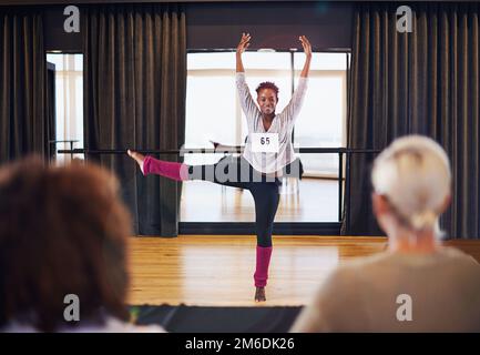 Shes ha ottenuto il talento. una ballerina femminile che si esibisce davanti ai giudici durante un'audizione di danza. Foto Stock