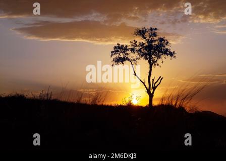 Bellissimo tramonto sulle montagne della Cappadocia Foto Stock