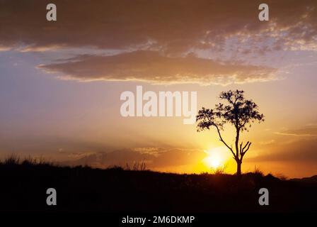 Bellissimo tramonto sulle montagne della Cappadocia Foto Stock
