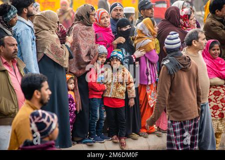 Nuova Delhi, India. 03rd Jan, 2023. Le donne musulmane stanno con l'attesa dei loro bambini per vedere Rahul Gandhi durante il movimento di massa in corso di Bharat Jodo Yatra organizzato dal Congresso Nazionale Indiano (partito politico in India). Rahul Gandhi, leader del principale partito politico indiano, ha marciato nella capitale nazionale insieme ai suoi sostenitori, parte del suo percorso di cinque mesi lungo 3.570km km (2.218 miglia) attraverso 12 stati da Kanyakumari nell'India meridionale al Kashmir nell'India settentrionale. Credit: SOPA Images Limited/Alamy Live News Foto Stock