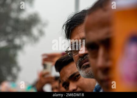 Nuova Delhi, India. 03rd Jan, 2023. Un uomo si trova lungo la strada mentre guarda Bharat Jodo Yatra movimento di massa in corso organizzato dal Congresso Nazionale indiano (partito politico in India). Rahul Gandhi, leader del principale partito politico indiano, ha marciato nella capitale nazionale insieme ai suoi sostenitori, parte del suo percorso di cinque mesi lungo 3.570km km (2.218 miglia) attraverso 12 stati da Kanyakumari nell'India meridionale al Kashmir nell'India settentrionale. Credit: SOPA Images Limited/Alamy Live News Foto Stock