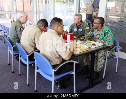 220425-N-QG416-005 PENSACOLA, FLA. (25 aprile 2022) - l'ADM posteriore John Meier, comandante, Naval Air Force Atlantic, ha visitato la base aerea navale Pensacola 25 aprile. Meier ha concluso la sua visita con gli studenti del Centro per la formazione tecnica dell'aviazione navale (CNATT) e del Centro per la formazione tecnica dell'aviazione navale (NATTC). Foto Stock