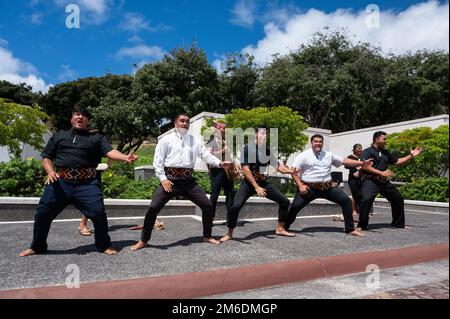 Un gruppo del Centro Culturale Polinesiano esegue l'Haka in onore di Anzac, o corpo dell'Esercito Australiano e Nuova Zelanda, Day al National Memorial Cemetery of the Pacific, Honolulu, Hawaii, 25 aprile 2022. L'Haka è una Māori danza di guerra o sfida cerimoniale di solito eseguita in un gruppo e rappresentano una dimostrazione dell'orgoglio, della forza e dell'unità di una tribù. Foto Stock