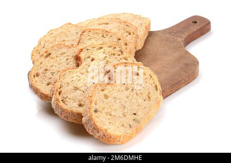 Pane affettato su un tagliere isolato su bianco Foto Stock