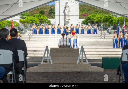 Brett Sonter, vicedirettore delle operazioni marittime, fa le sue osservazioni durante la cerimonia del 2022° giorno del corpo dell'esercito australiano e neozelandese (ANZAC) al National Memorial Cemetery of the Pacific, Honolulu, Hawaii, 25 aprile 2022. L'ANZAC Day commemora i sacrifici fatti da tutti gli australiani e neozelandesi che hanno servito e sono morti in tutte le guerre, i conflitti e le missioni di pace in tutto il mondo. Questa data segna l'anniversario della prima grande azione militare combattuta dall'Australia e dalla Nuova Zelanda durante la prima guerra mondiale ed è il 50th° anno degli Stati Uniti Forze del corpo marino, Foto Stock