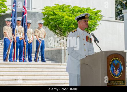 Brett Sonter, vicedirettore delle operazioni marittime, consegna il discorso commemorativo durante la cerimonia del 2022° giorno del corpo dell'esercito australiano e neozelandese (ANZAC) al National Memorial Cemetery of the Pacific, Honolulu, Hawaii, 25 aprile 2022. L'ANZAC Day commemora i sacrifici fatti da tutti gli australiani e neozelandesi che hanno servito e sono morti in tutte le guerre, i conflitti e le missioni di pace in tutto il mondo. Questa data segna l'anniversario della prima grande azione militare combattuta dall'Australia e dalla Nuova Zelanda durante la prima guerra mondiale ed è il 50th° anno degli Stati Uniti Foto Stock