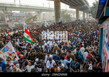 Nuova Delhi, India. 03rd Jan, 2023. Una folla enorme ha visto partecipare a Bharat Jodo Yatra, un movimento di massa in corso organizzato dal Congresso Nazionale Indiano (partito politico in India). Rahul Gandhi, leader del principale partito politico indiano, ha marciato nella capitale nazionale insieme ai suoi sostenitori, parte del suo percorso di cinque mesi lungo 3.570km km (2.218 miglia) attraverso 12 stati da Kanyakumari nell'India meridionale al Kashmir nell'India settentrionale. (Foto di Pradeep Gaur/SOPA Images/Sipa USA) Credit: Sipa USA/Alamy Live News Foto Stock