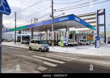 Hokkaido, Giappone - 21 dicembre 2022 : famosa stazione di servizio COSMO in inverno a Sapporo Hokkaido, Giappone Foto Stock