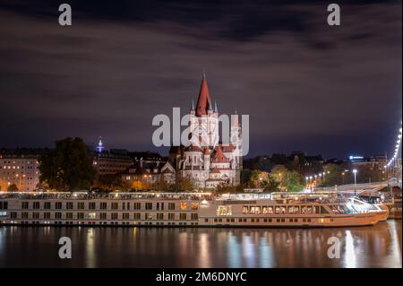 Vista della St. Chiesa di Francesco d'Assisi catturata dal ponte sul Danubio, Vienna, Austria. Foto Stock