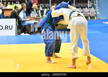 Orenburg, Russia - 21 ottobre 2017: I ragazzi si sfidano a Judo al torneo di Judo all-Russian tra b Foto Stock