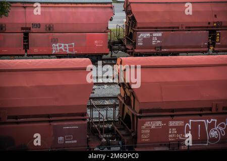 Contenitore ferroviario rosso su ferrovia Foto Stock