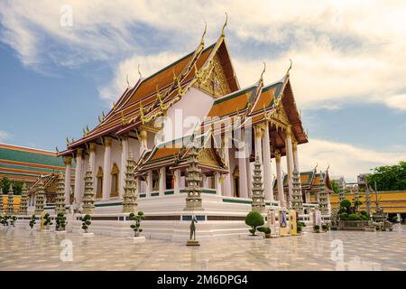 Tempio buddista tailandese Bangkok Thailandia, Wat Suthat, meglio conosciuto per la torreggiante oscillazione gigante rossa alla sua entrata, è uno dei più antichi e più impressionanti templi buddisti di Bangkok. Foto Stock