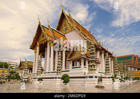 Tempio buddista tailandese Bangkok Thailandia, Wat Suthat, meglio conosciuto per la torreggiante oscillazione gigante rossa alla sua entrata, è uno dei più antichi e più impressionanti templi buddisti di Bangkok. Foto Stock