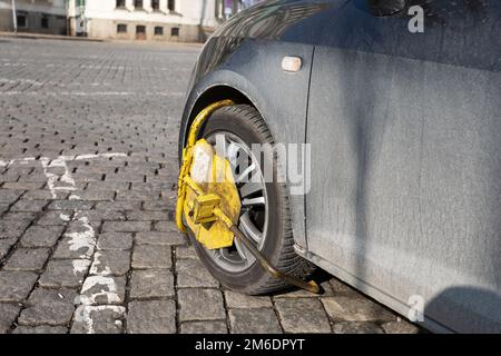 Morsetto per ruota su un veicolo parcheggiato illegalmente Foto Stock