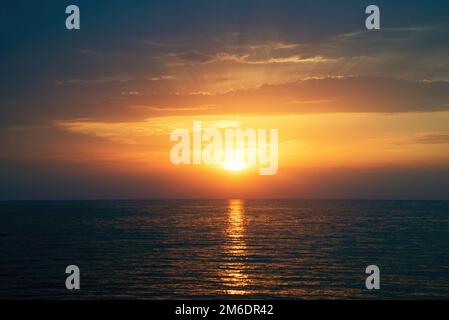 Tramonto dolce sulla costa del Mar Nero di Crimea. Foto Stock