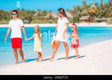 Giovane famiglia in vacanza hanno un sacco di divertimento Foto Stock