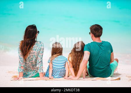 Giovane famiglia in vacanza hanno un sacco di divertimento Foto Stock