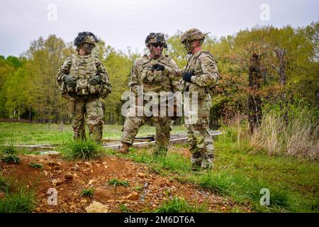 Comandante Sergente maggiore Todd Sims, il comandante Sergente maggiore degli Stati Uniti Comando delle forze dell'esercito, visita 1st battaglione, 506th reggimento di fanteria "Red Currahee" mentre conducono fuochi dal vivo platoon durante l'operazione letale Eagle 2, Fort Campbell, Ky. CSM Sims guardò come i soldati di Screaming Eagle reagirono al contatto, violarono il filo della concertina e sgomberarono una trincea. Foto Stock