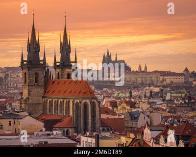 Veduta aerea di Stare Mesto al tramonto, Praga. Foto Stock