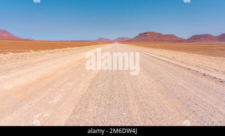 Strada di ghiaia a Damaraland, Namibia. Foto Stock