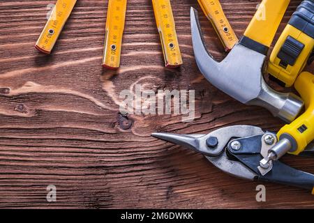 Collezione di vari utensili di lavorazione su tavola di legno concetto di costruzione Foto Stock